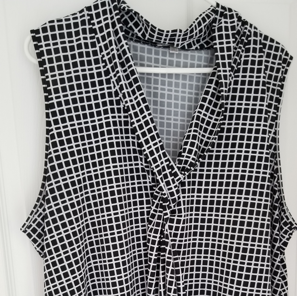 Black and white twist front sleeve top